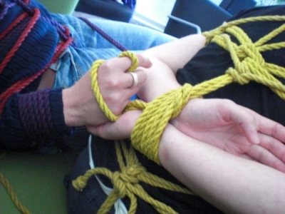 Foto: Zwei mit Seilen gefesselte Haende die einander halten(c) LesBiSMistress 2004